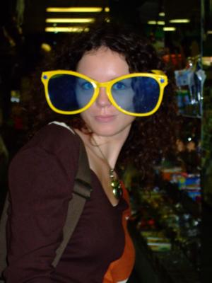 ...das ist der neue Trend hier in NY, je haesslicher man aussieht, desto cooler ist man.